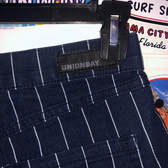 HIGH RISE, STRIPED JEAN SHORTS!!🔥🔥 - Picture 4 of 5